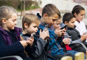 Il faut aussi éliminer les champs électromagnétiques de notre environnement parce qu’on a trop de cas, en particulier chez les enfants