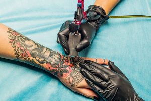 Des nanoparticules dans les encres des tatouages