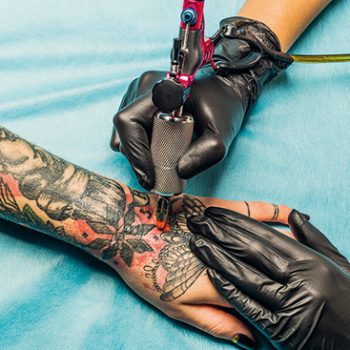 Des nanoparticules dans les encres des tatouages