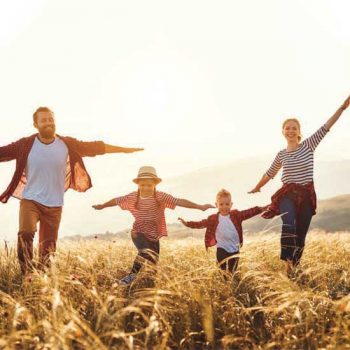 Famille courant dans les champs