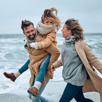 famille-heureuse-mer