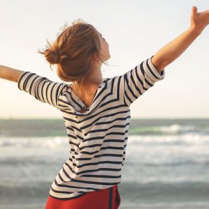 Femme épanouie au bord de la mer