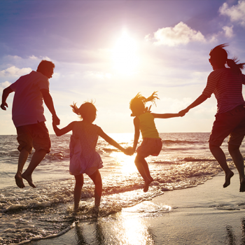 famille-a-la-plage