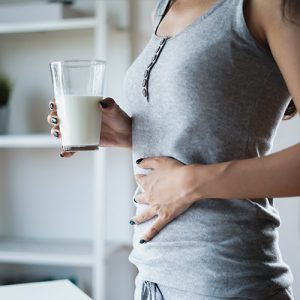 femme avec difficulté à digérer consommant du lait de jument