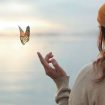 Femme regardant un papillon évoquant la vie après la mort