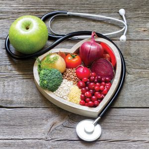 plat de légumes en forme de coeur avec une pomme, approche de nutrithérapie