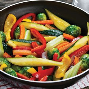 Plat de légumes avec poivrons et courgettes