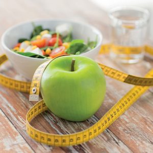 pomme avec un ruban pour mesurer le tour de taille