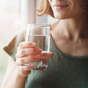 femme qui boit un verre d'eau