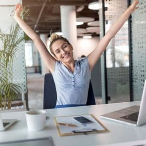 Femme heureuse sur son lieu de travail