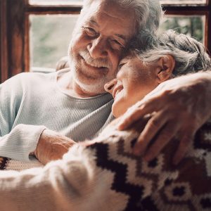 homme et femme qui se font un calin