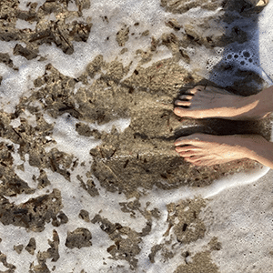 Pieds dans la mer
